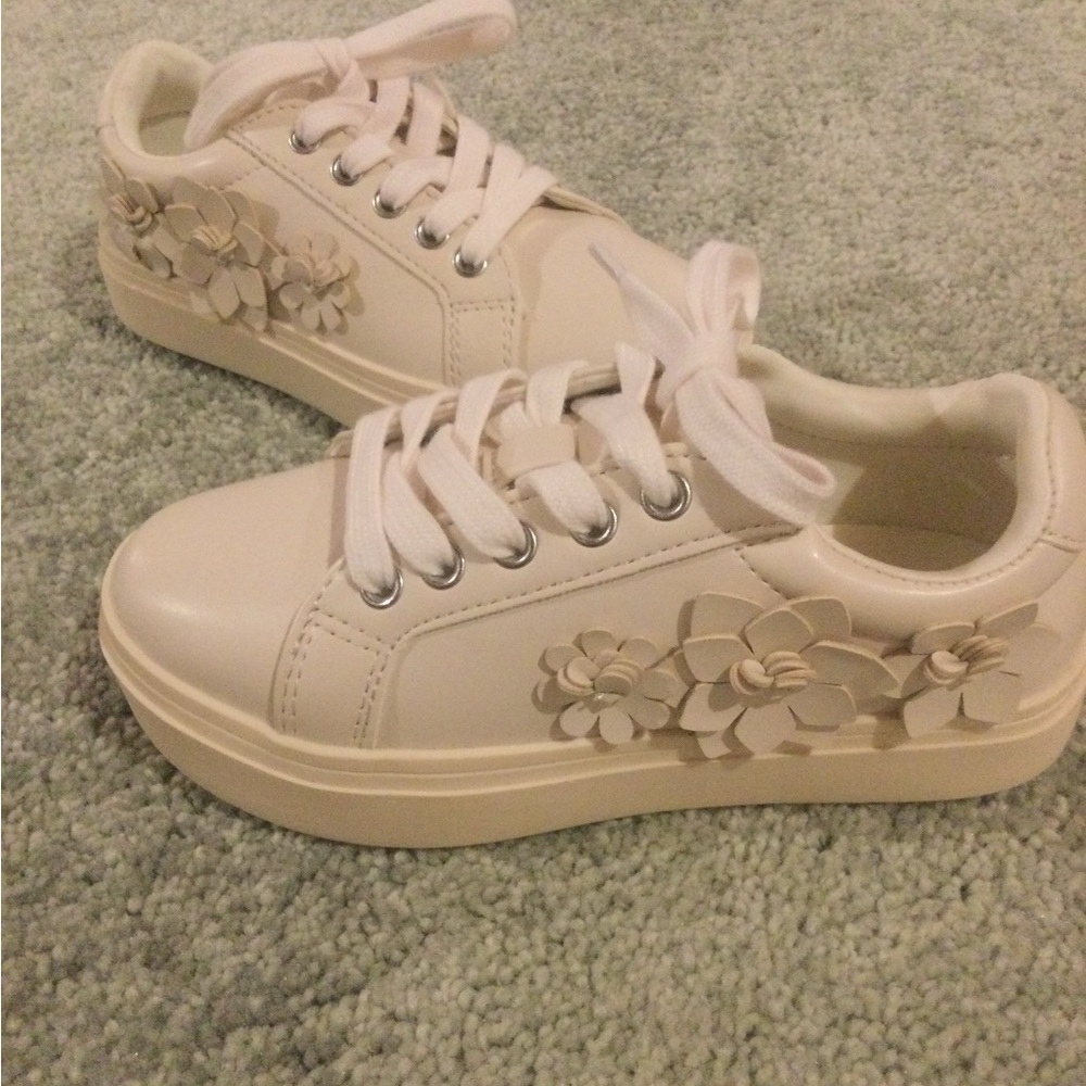 Kids Cream Floral Appliqué Lace-Up Sneakers - 12 NWOT